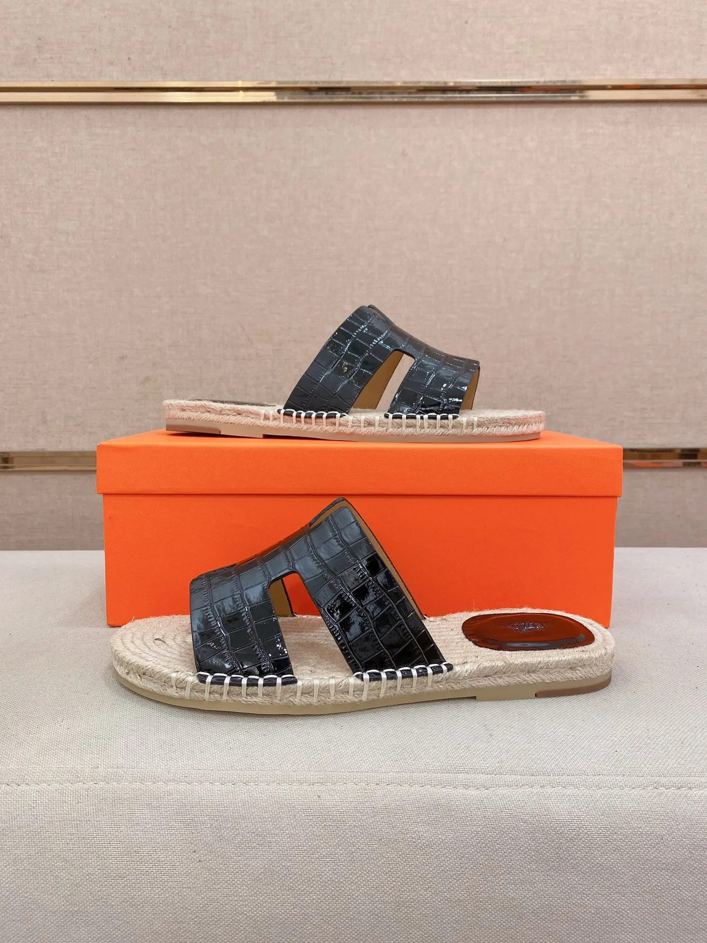 Factory price: 340💰high-end version. "HERMES" Hermès 💁♂️Men's casual slippers, compare the quality at the counter🧚🏿♂️ The upper is made of cowhide leather 🐊crocodile pattern workmanship, purely hand-drawn, raw rubber breathable and non-slip outsole, the inner is breathable and comfortable lambskin, the density is 100% comfortable, the original rubber outsole is wear-resistant and has a code number of 38-44. Can be customized 45-46-47💥🏆
